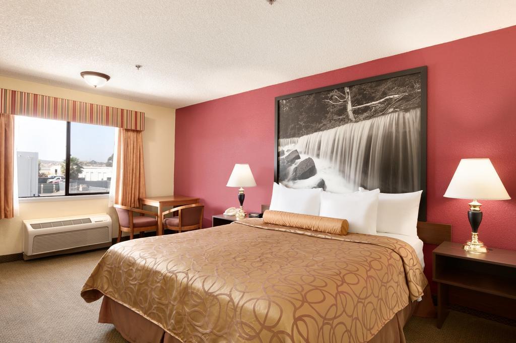 Super 8 By Wyndham Oceanside Marty'S Valley Inn Exterior foto